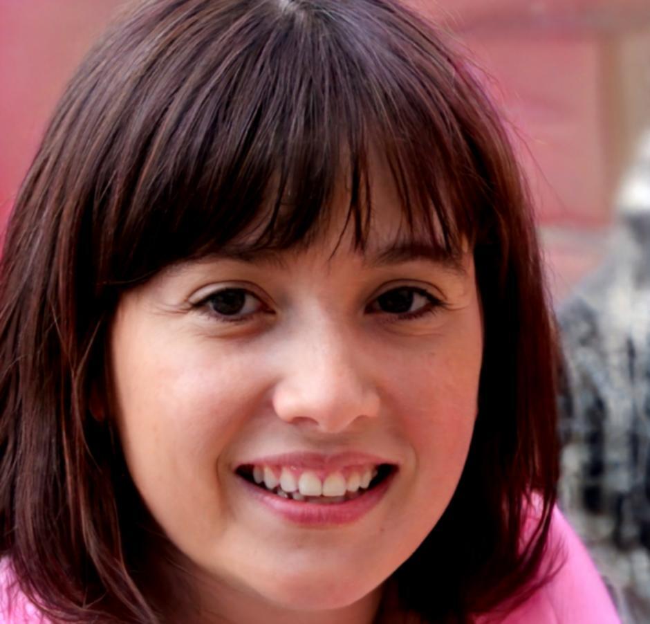 Instructor Sienna Lockhart explaining investment fundamentals